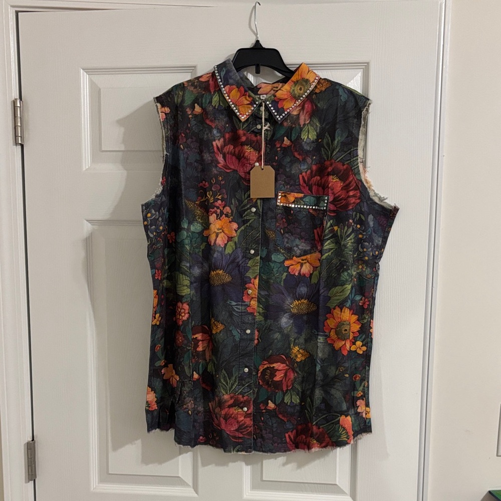 Sleeveless Floral Button-Up Top in Multicolor